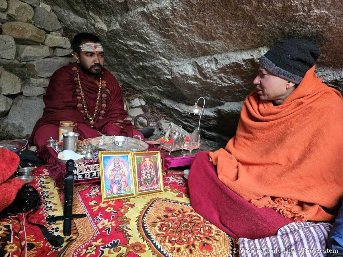 11.4. 20260607 mm s avatar puriji s cave puja arati u gufi koju je nasao avatar u blizini kampa na tapovanu. swami anand sarasvati sa nama wm